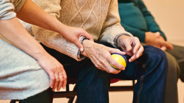 Dos personas de edad avanzada compartiendo en un salón